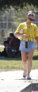 Hilary Duff feet photo thumbnail