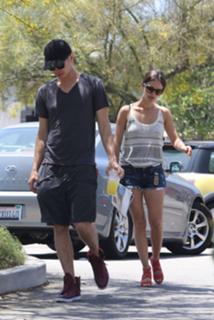 Rachel Bilson feet photo thumbnail