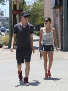 Rachel Bilson feet photo thumbnail