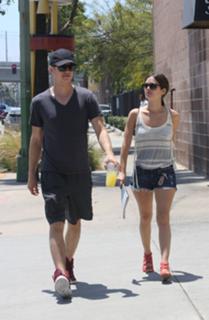 Rachel Bilson feet photo thumbnail