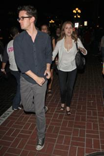 Anna Kendrick feet photo thumbnail