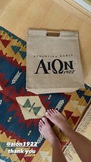 Athina Oikonomakou feet photo thumbnail