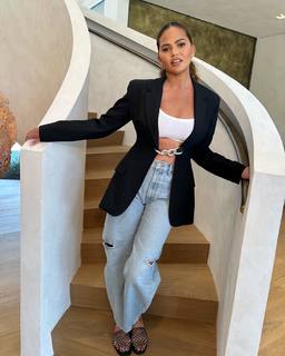 Chrissy Teigen feet photo thumbnail