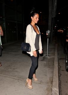 Olivia Munn feet photo thumbnail
