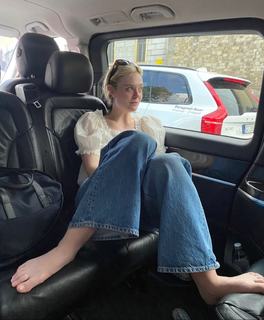 Elle Fanning feet photo thumbnail