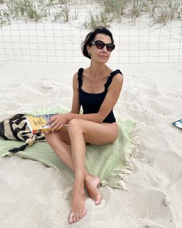 Anna Popek feet photo thumbnail