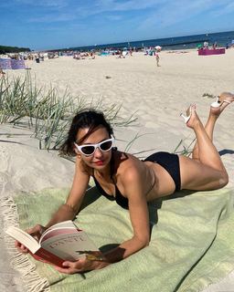 Anna Popek feet photo thumbnail