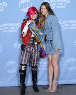 Hailee Steinfeld feet photo thumbnail