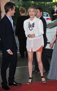 Elizabeth Olsen feet photo thumbnail