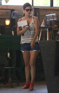 Rachel Bilson feet photo thumbnail