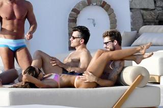 Izabel Goulart feet photo thumbnail