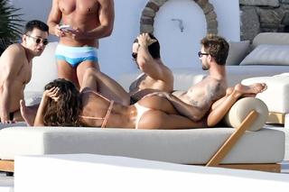 Izabel Goulart feet photo thumbnail