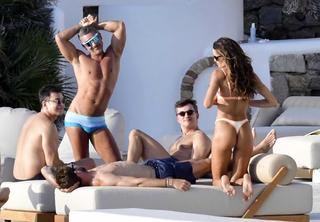 Izabel Goulart feet photo thumbnail