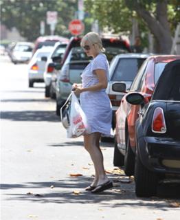 Anna Faris feet photo thumbnail