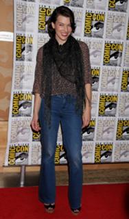 Milla Jovovich feet photo thumbnail