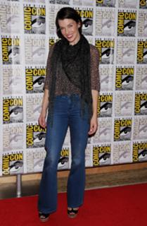 Milla Jovovich feet photo thumbnail