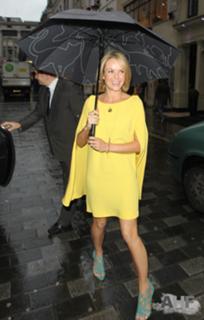 Amanda Holden feet photo thumbnail
