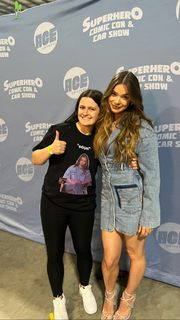 Hailee Steinfeld feet photo thumbnail