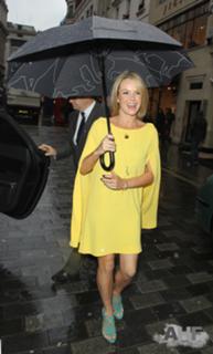 Amanda Holden feet photo thumbnail