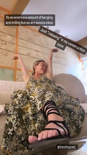 Hilary Duff feet photo thumbnail