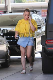 Hilary Duff feet photo thumbnail