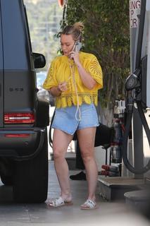 Hilary Duff feet photo thumbnail