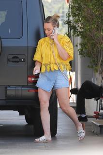 Hilary Duff feet photo thumbnail