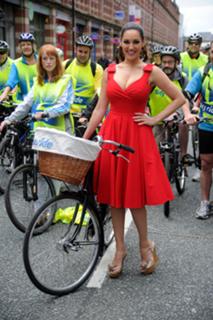 Kelly Brook feet photo thumbnail