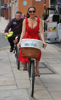 Kelly Brook feet photo thumbnail