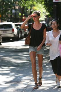 Gisele Bündchen feet photo thumbnail