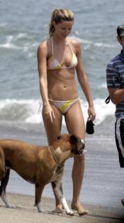 Gisele Bündchen feet photo thumbnail