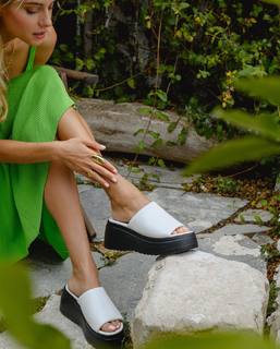 Doukissa Nomikou feet photo thumbnail