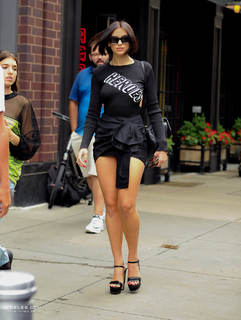 Dua Lipa feet photo thumbnail