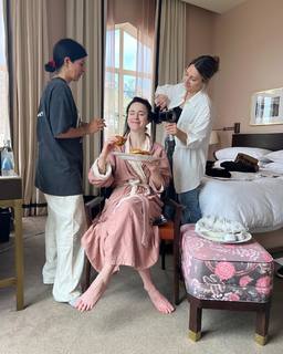 Rachel Brosnahan feet photo thumbnail
