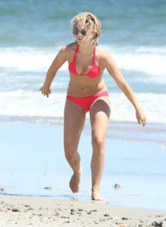 Julianne Hough feet photo thumbnail