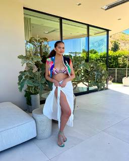 Chrissy Teigen feet photo thumbnail