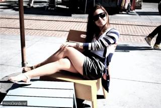 Ariana Grande feet photo thumbnail