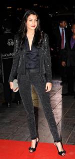 Anushka Sharma feet photo thumbnail