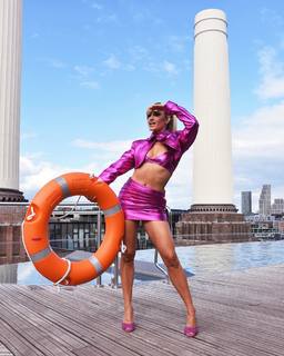Ashley Roberts feet photo thumbnail