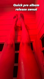 Rita Ora feet photo thumbnail