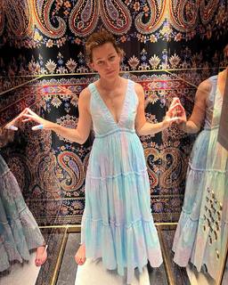 Elizabeth Banks feet photo thumbnail