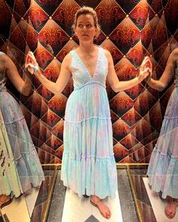 Elizabeth Banks feet photo thumbnail
