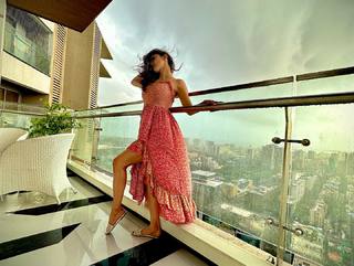 Mouni Roy feet photo thumbnail