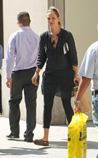 Uma Thurman feet photo thumbnail