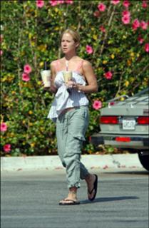 Christina Applegate feet photo thumbnail