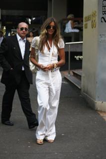 Elle Macpherson feet photo thumbnail
