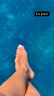 Caterina Balivo feet photo thumbnail