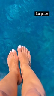 Caterina Balivo feet photo thumbnail