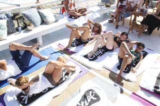 Maria Menounos feet photo thumbnail