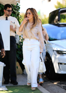 Jennifer Lopez feet photo thumbnail